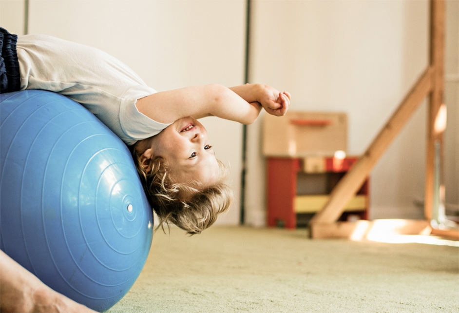 Ein Kind auf einem Gymnastikball 