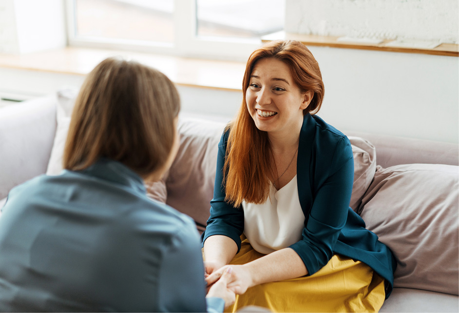 Zwei Frauen unterhalten sich entspannt