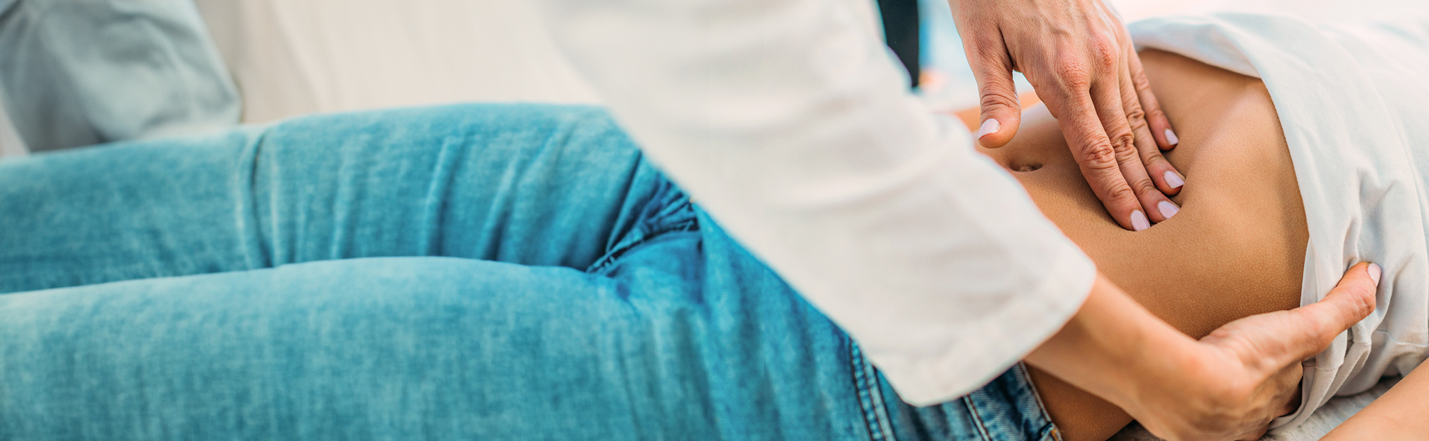 Ein Bauch wird abgetastet 