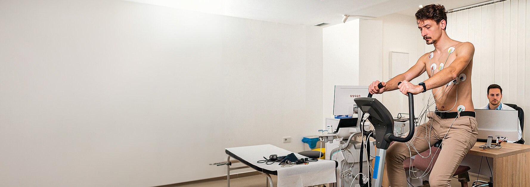 Ein Mann macht Kardiotraining 