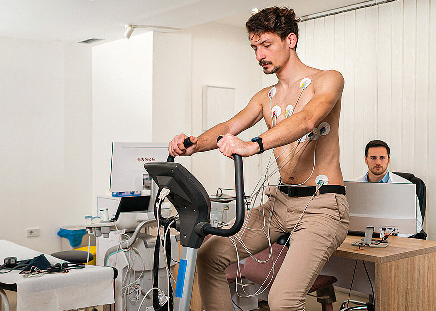 Ein Mann macht Kardiotraining 