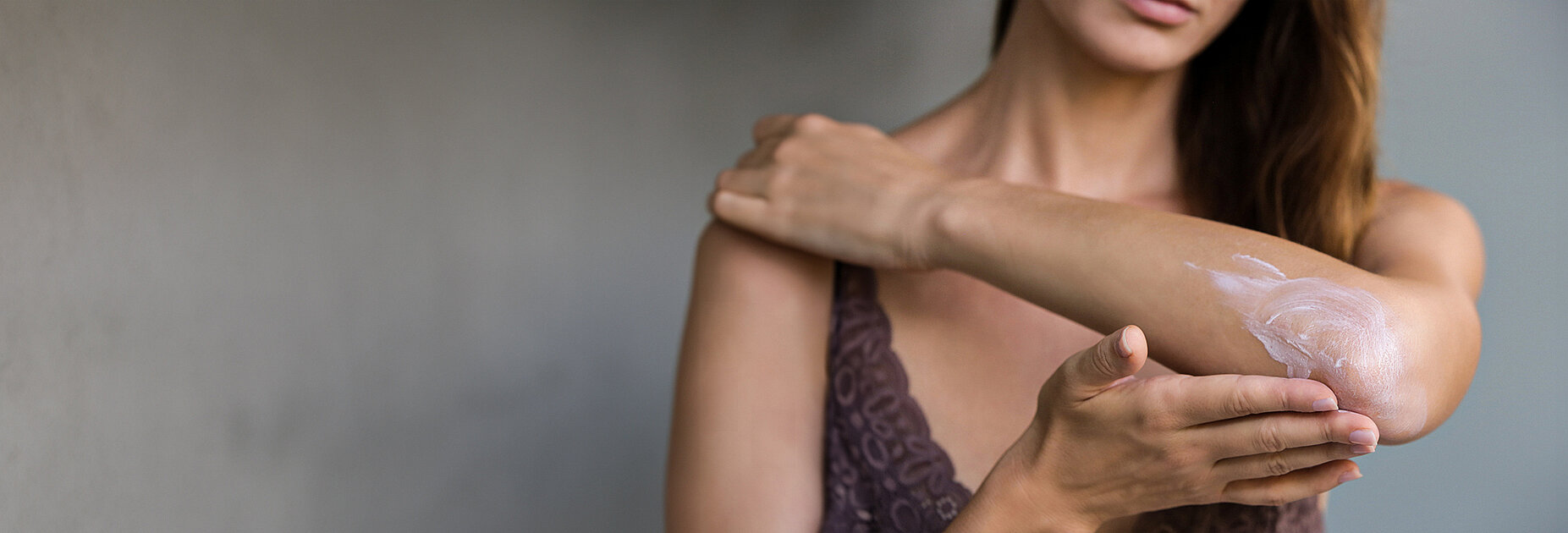 Eine Frau, die sich eincremt 