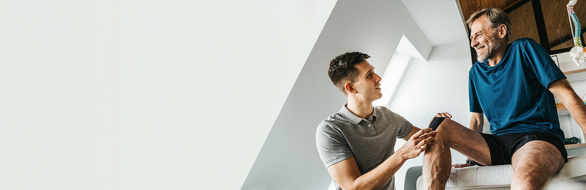 Ein Mann mit Knieproblemen wird untersucht 